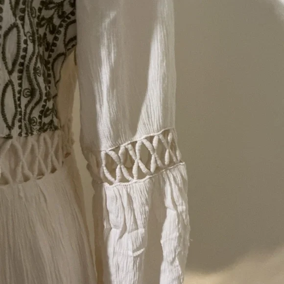 SHYANNE WOMEN'S OFF WHITE EMBROIDERED LACE PEASANT DRESS - Picture 8 of 15